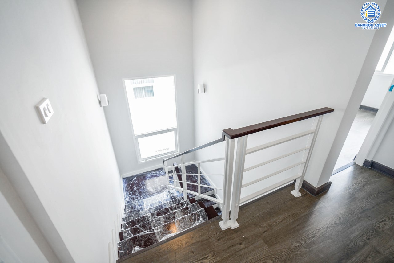 บ้านมือสองตกแต่งใหม่ คุณภาพแบรนด์ AP ม.เดอะเซนโทร รัตนาธิเบศร์-ราชพฤกษ์ หลังมุม ดีไซน์ Classic เนื้อที่ 58.2 ตร.ว. ฟังก์ชันจัดเต็ม 3 ห้องนอน 3 ห้องน้ำ จอดรถได้ 2 คัน บนทำเลศักยภาพ เชื่อมต่อหลายเส้นทางทั้ง ถ.ราชพฤกษ์ ,ถ.รัตนาธิเบศร์ และถ.กาญจนาภิเษก และเพียง 5 นาทีถึงรถไฟฟ้า "สถานีบางพลู"...